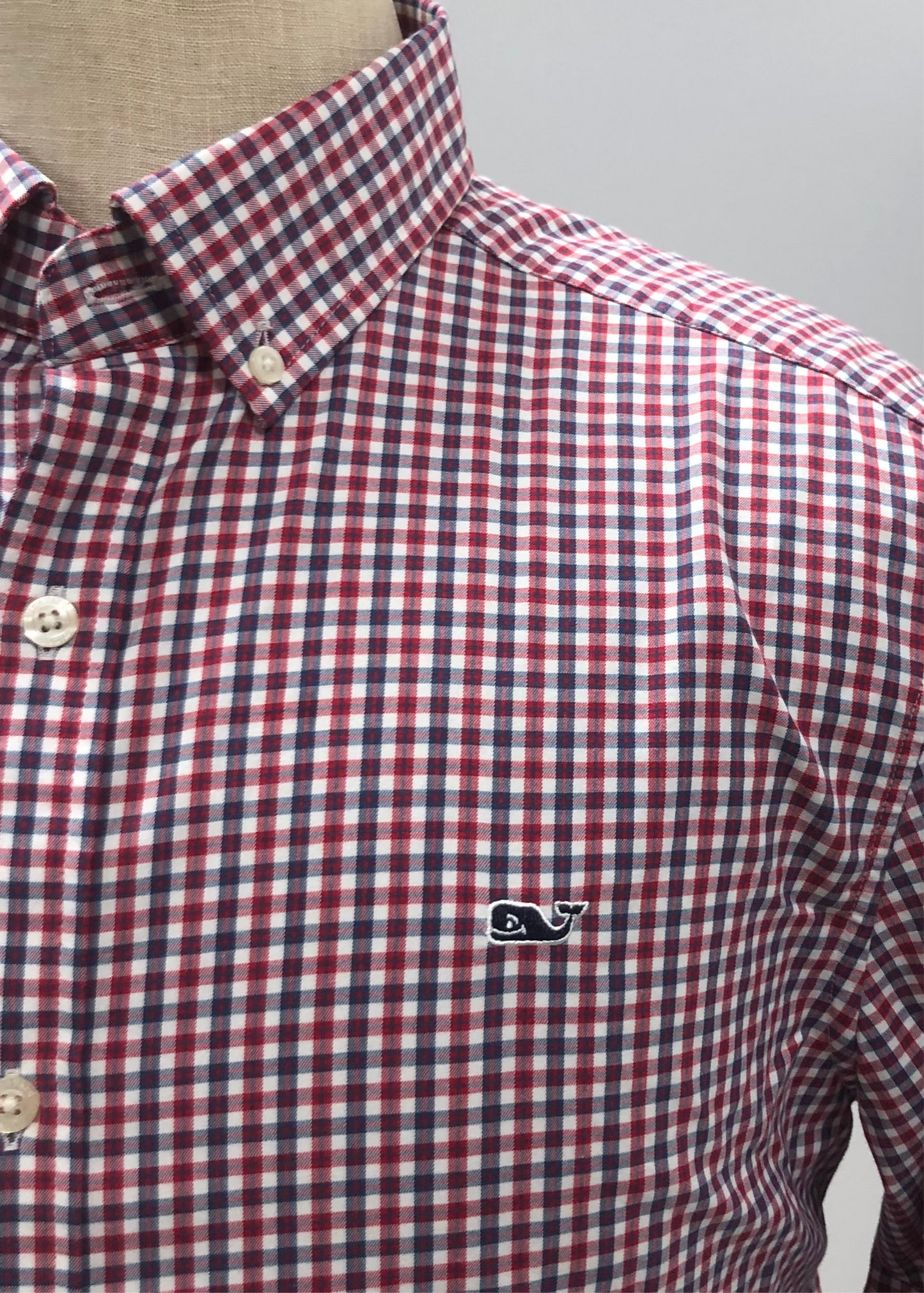 Camisa de botones Vineyard Vines 🐳 Performance con patrón de cuadros gingham en color morado, rojo y blanco Talla L Entalle Clásico