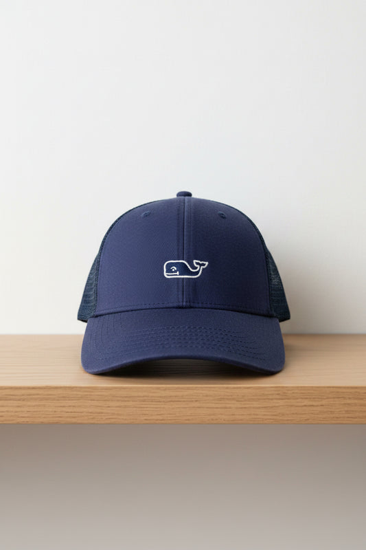 Gorra Vineyard Vines 🐳 color azul oscuro y logotipo en color blanco