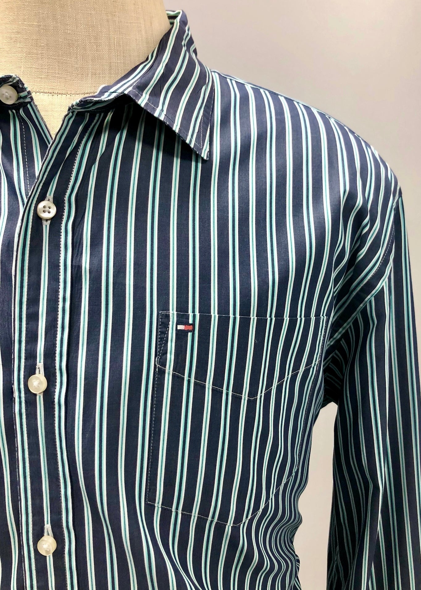 Camisa de botones Tommy Hilfiger 🇺🇸 de rayas en color azul L, turquesa y blanco Talla XL Entalle Custom Fit