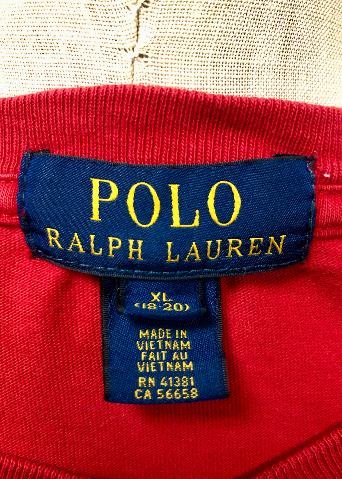 Camiseta cuello V de niño Ralph Lauren 🏇🏼  color rojo y logo en color azul navy Talla XL (18-20) Entalle Regular (ver descripción)