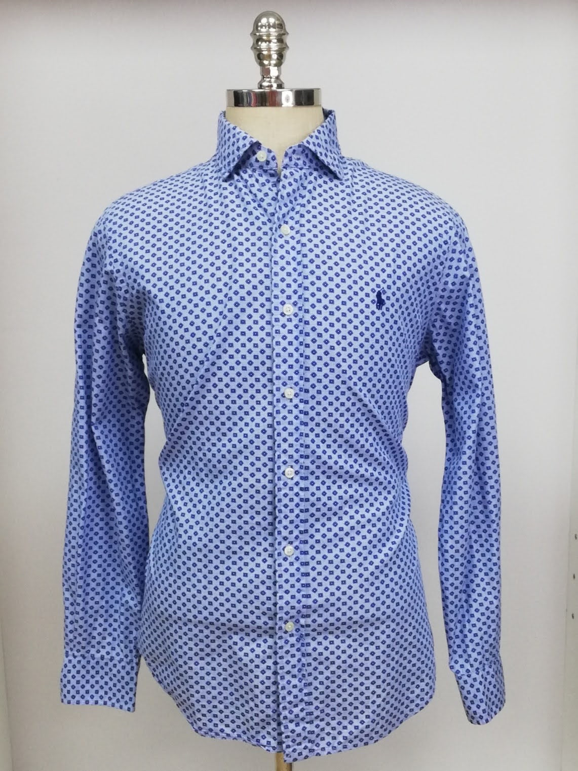 Camisa de botones Polo Ralph Lauren 🏇🏼 en color celeste con diseño tríptico en color azul navy Talla M Entalle Clásico