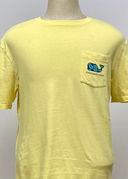 Camiseta de bolsillo Vineyard Vines 🐳 color amarillo claro con Diseño de ballena floral en azul Talla M