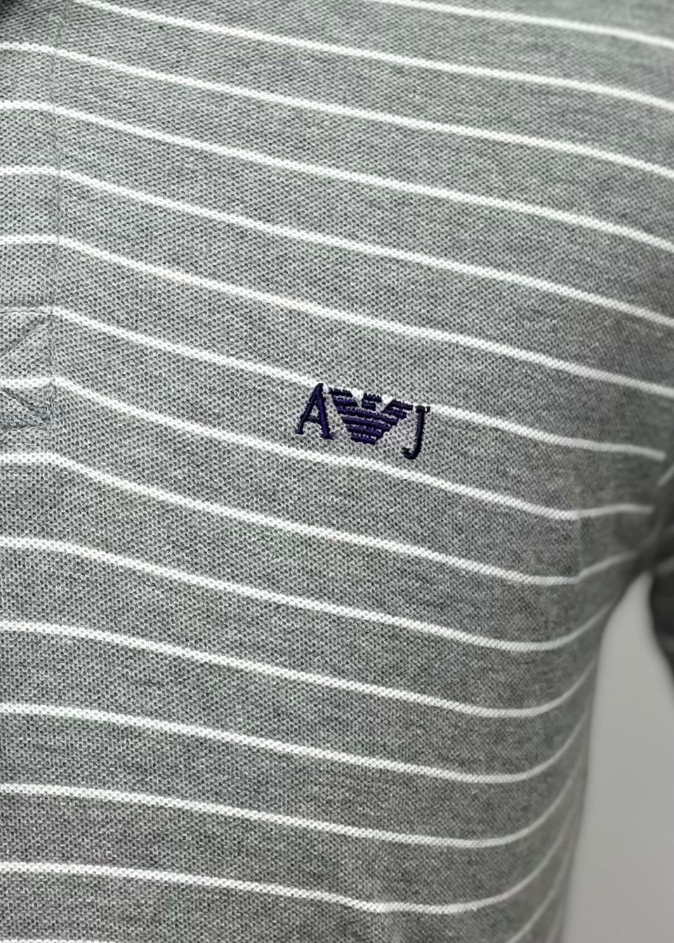 Camiseta Polo Armani Jeans 🇮🇹 color gris con rayas en color blanco Talla S Entalle Regular