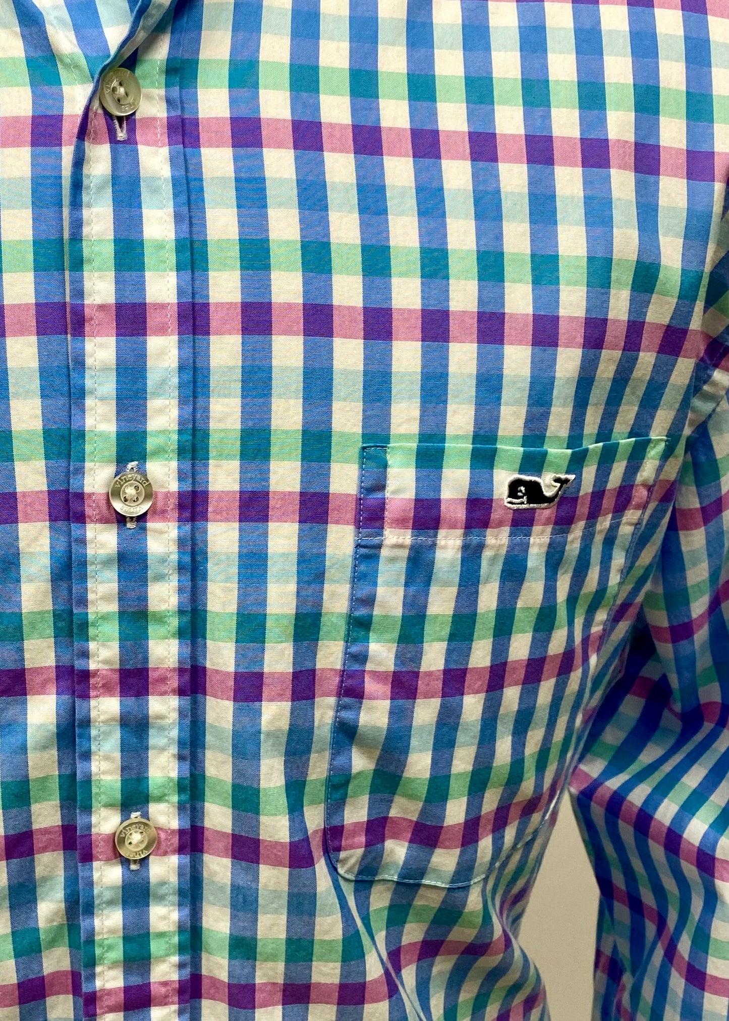 Camisa de botones Vineyard Vines 🐳 color blanco de cuadros en color verde, celeste y rosado intenso Talla M Entalle Clásico