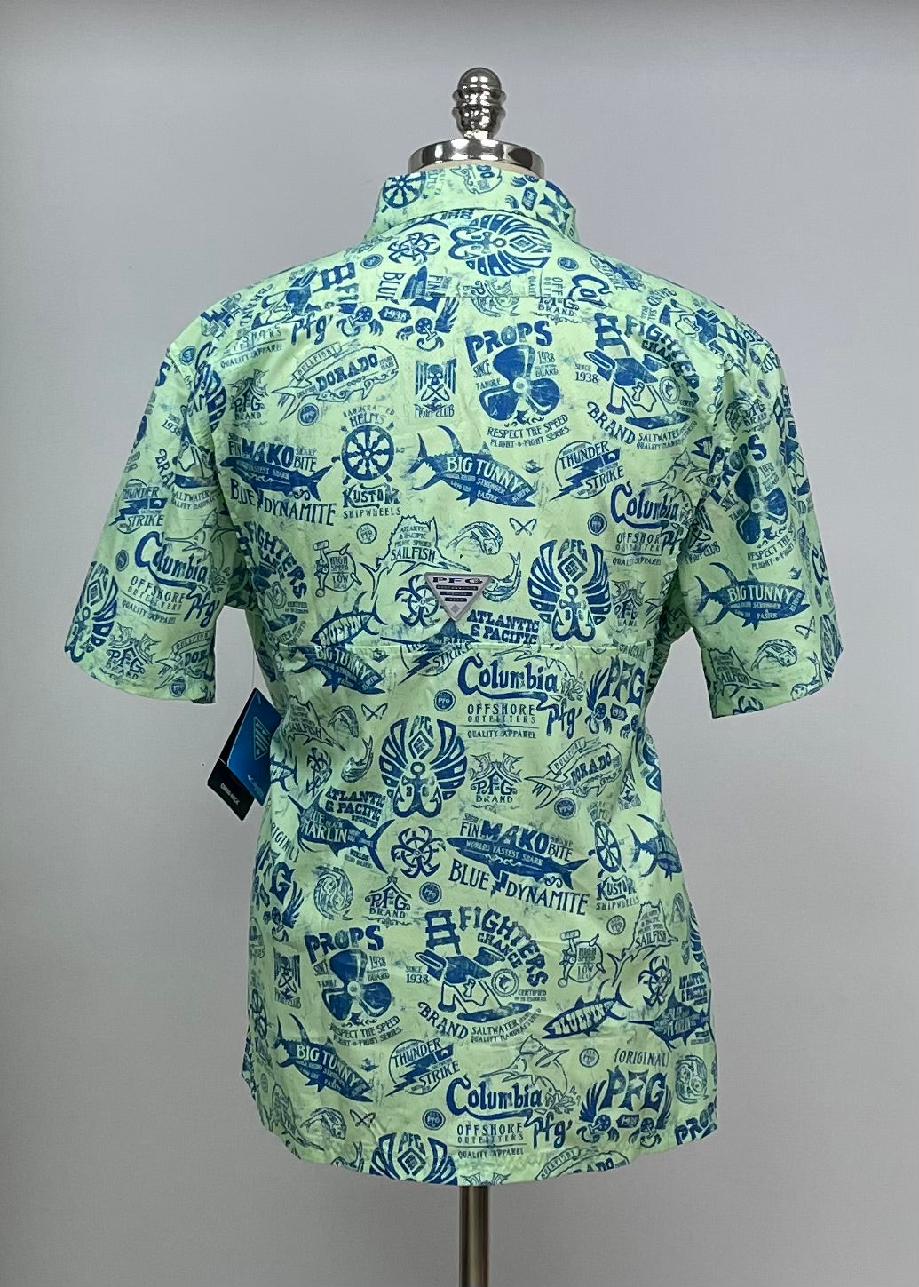 Camisa Columbia 🔹Color verde con diseño de pesca en azul Talla L Manga corta