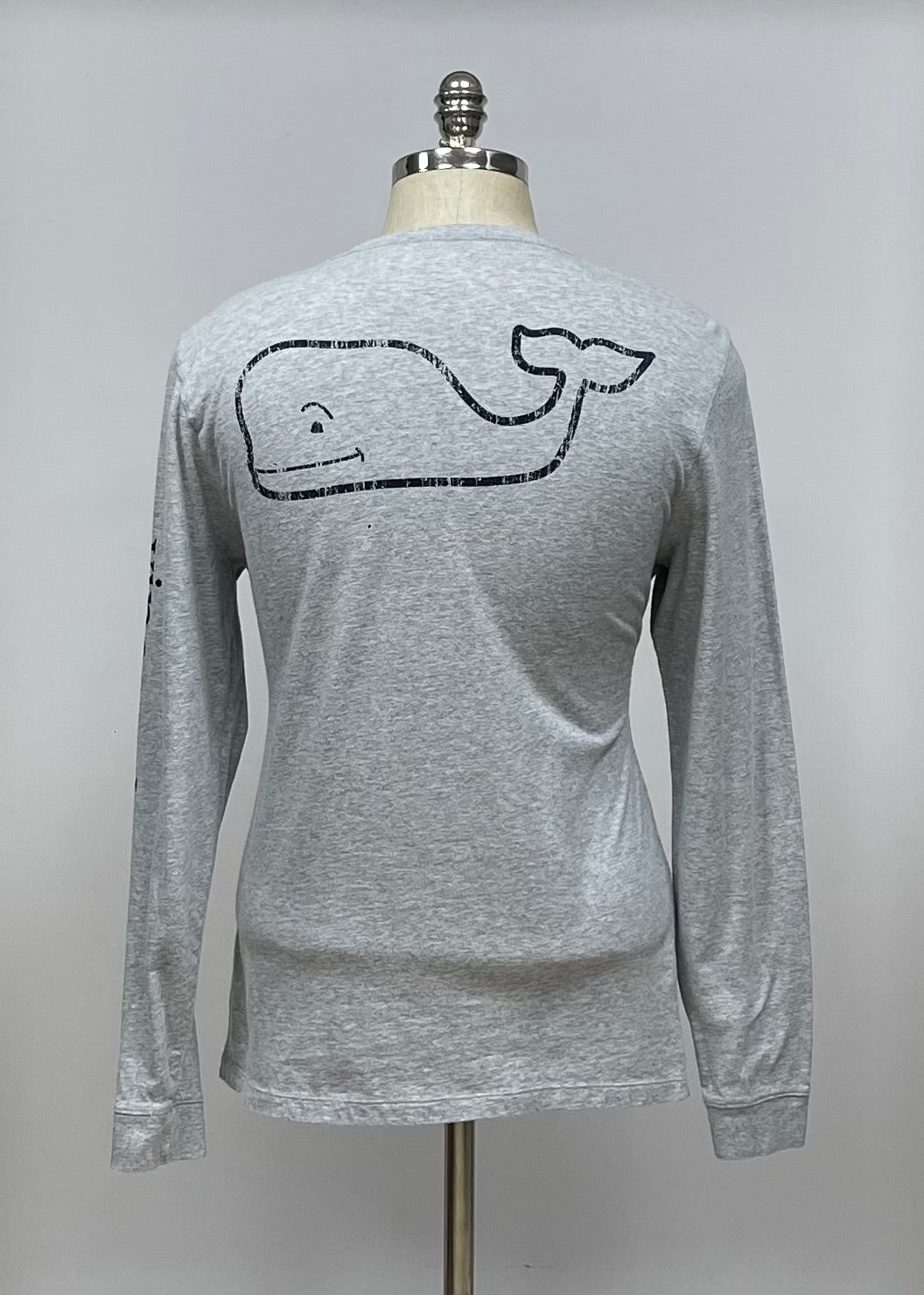 Camiseta cuello redondo Vineyard Vines 🐳 color gris claro con Diseño de ballena en bolsillo Talla Medium