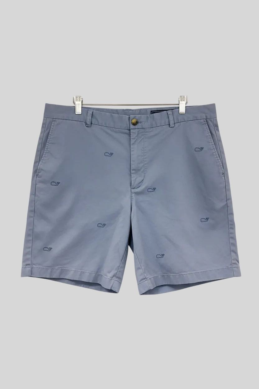 Short Casual Vineyard Vines 🐳 color gris azulado con diseño de logos talla 38