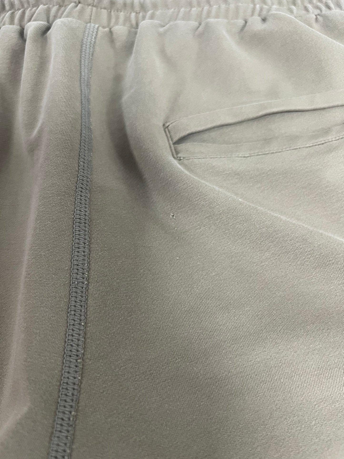 Short Lounge Vanquish 🏋🏼‍♂️ color kaki y logo en negro Talla L (ver descripción)