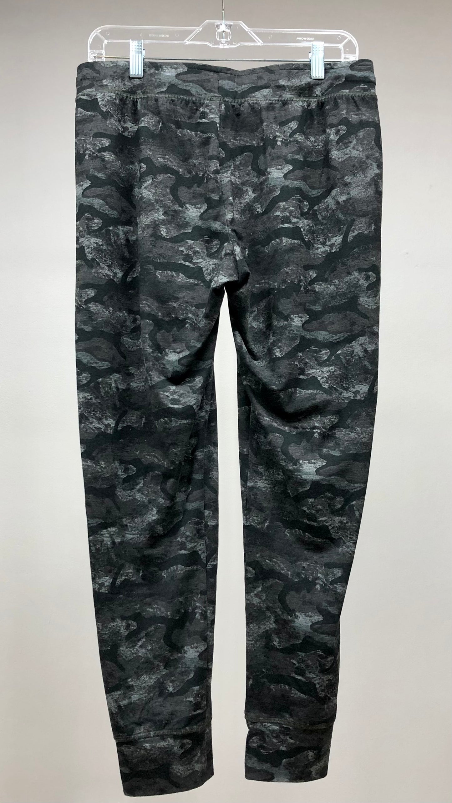 Pantalon deportivo jogger Reebok 🏃🏻‍♂️ diseño de camouflage en negro y gris talla M