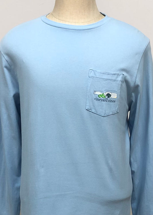 Camiseta cuello redondo Vineyard Vines 🐳 color celeste con Diseño de Cerveza en bolsillo Talla Medium