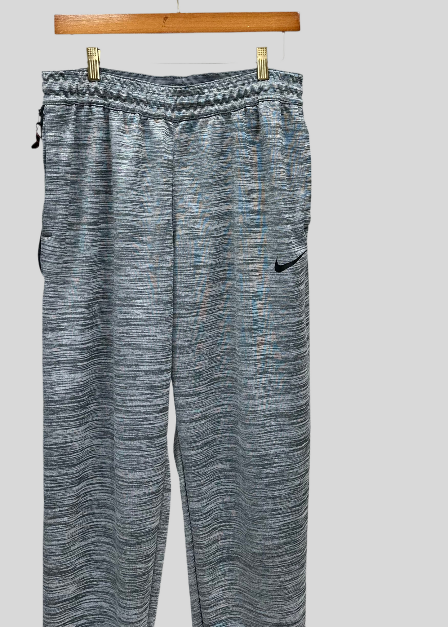 Pantalon Jogger marca Nike ✔️ con diseño degradado en color gris Talla L