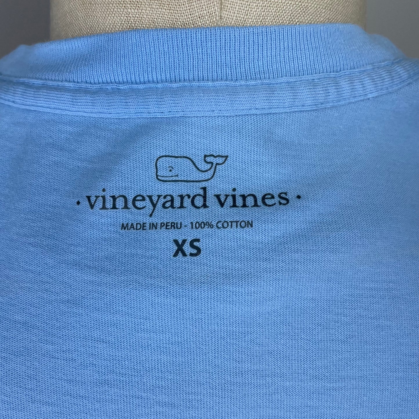 Camiseta cuello redondo Vineyard Vines 🐳 color celeste con Diseño de Velero Talla XSmall