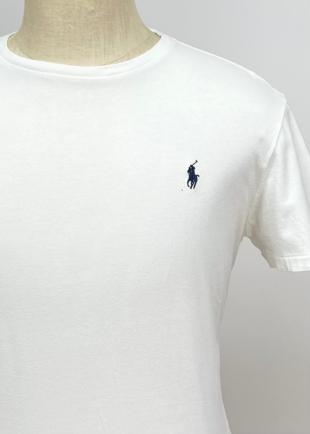 Camiseta cuello redondo Polo Ralph Lauren 🏇🏼 color blanco y logo en azul navy Talla S