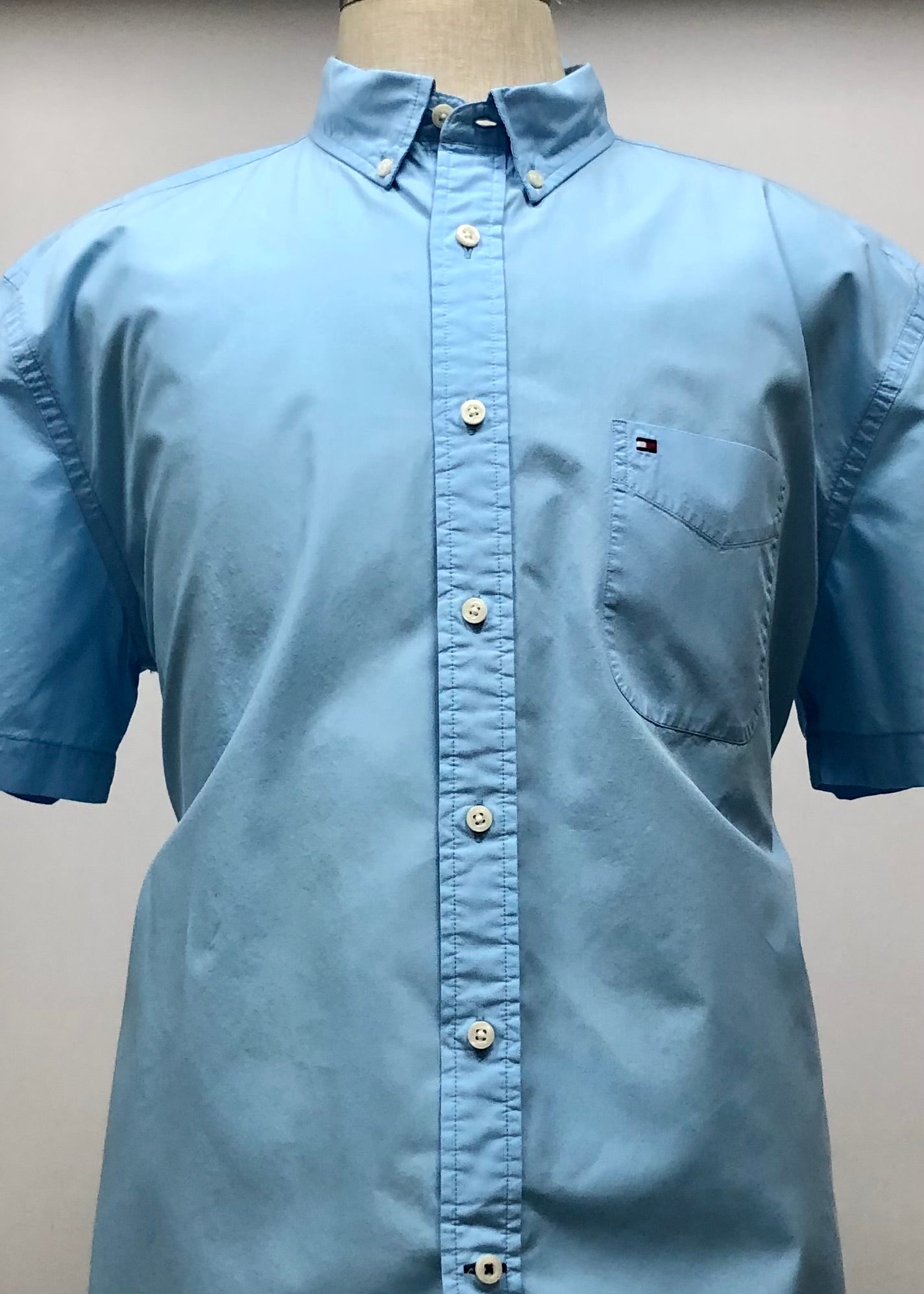 Camisa de botones Tommy Hilfiger 🇺🇸 en color celeste Talla XL Entalle Clásico