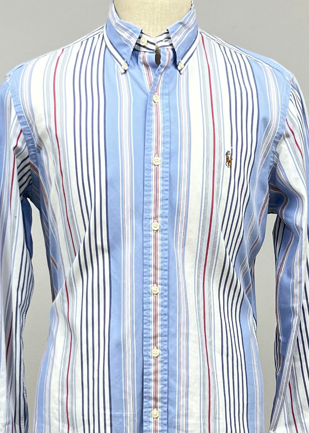 Camisa Polo Ralph Lauren 🏇🏼 color Blanco con patron de rayas en celeste, azul y rojo Talla M Entalle Clásico (ver descripción)