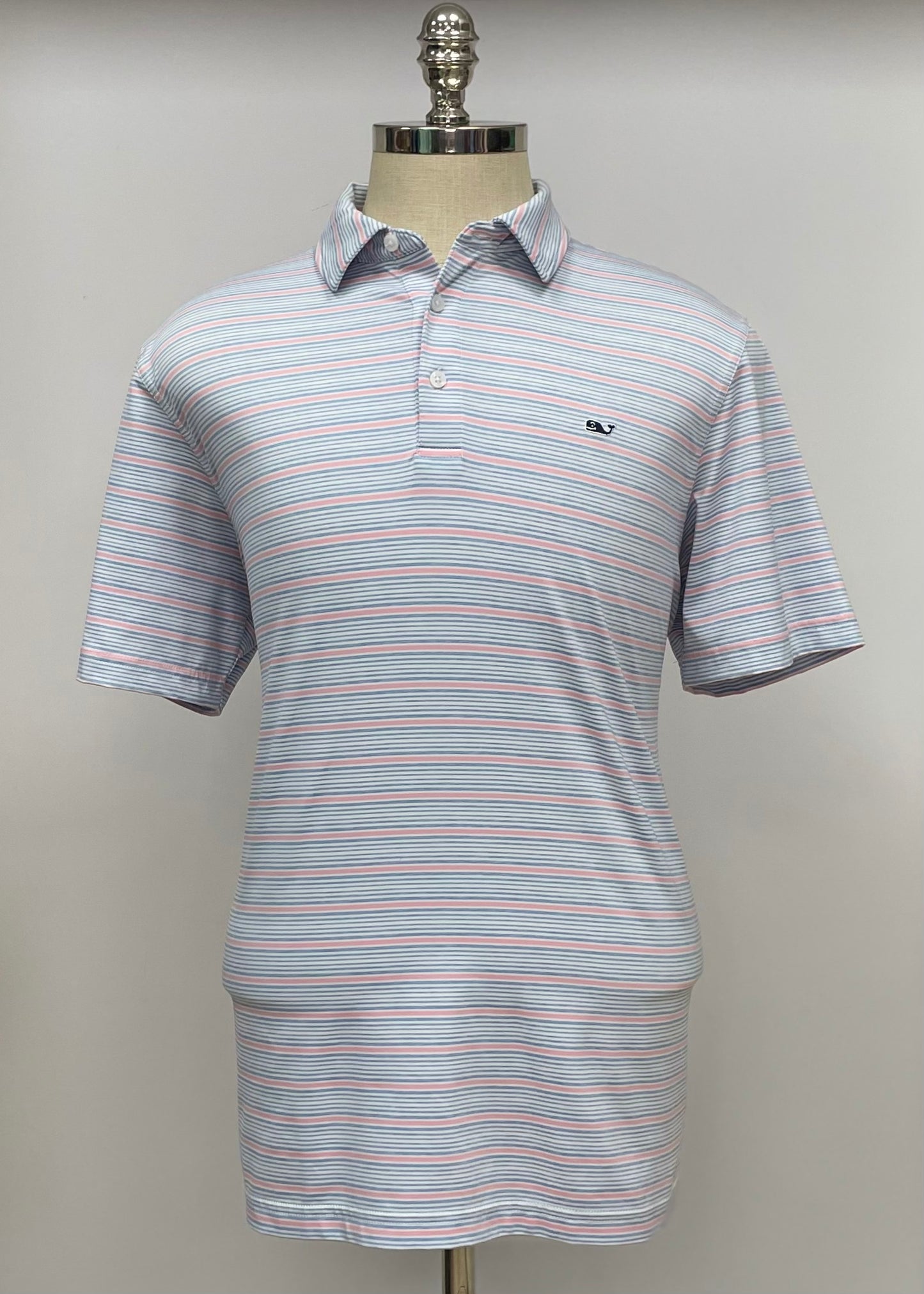 Camiseta Polo Vineyard Vines 🐳 Tela performance color blanco con rayas en color gris y rosado Talla L Entalle Regular