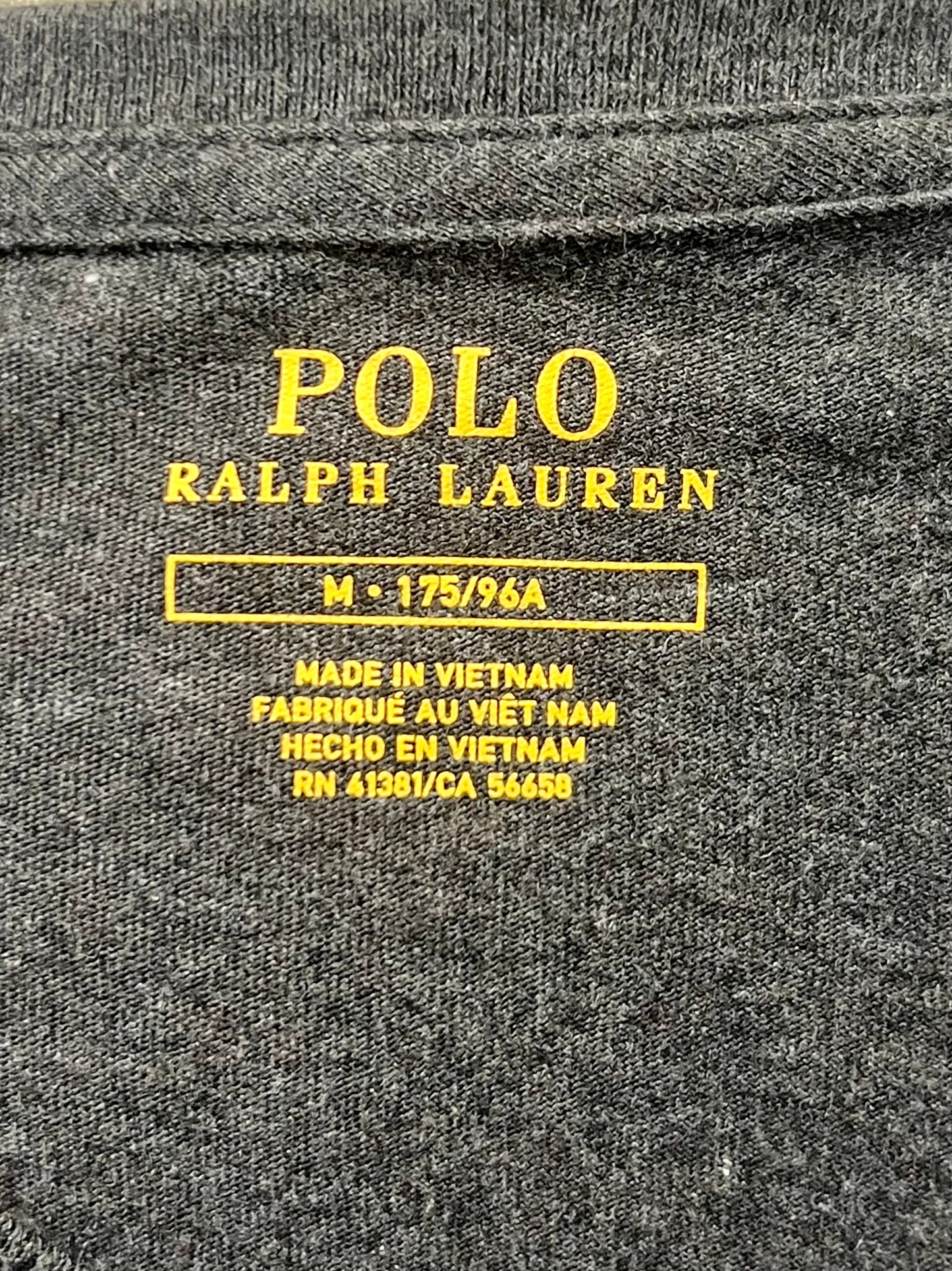 Camiseta cuello V Polo Ralph Lauren 🏇🏼 color gris oscuro con logo en rojo Talla Medium Entalle Regular