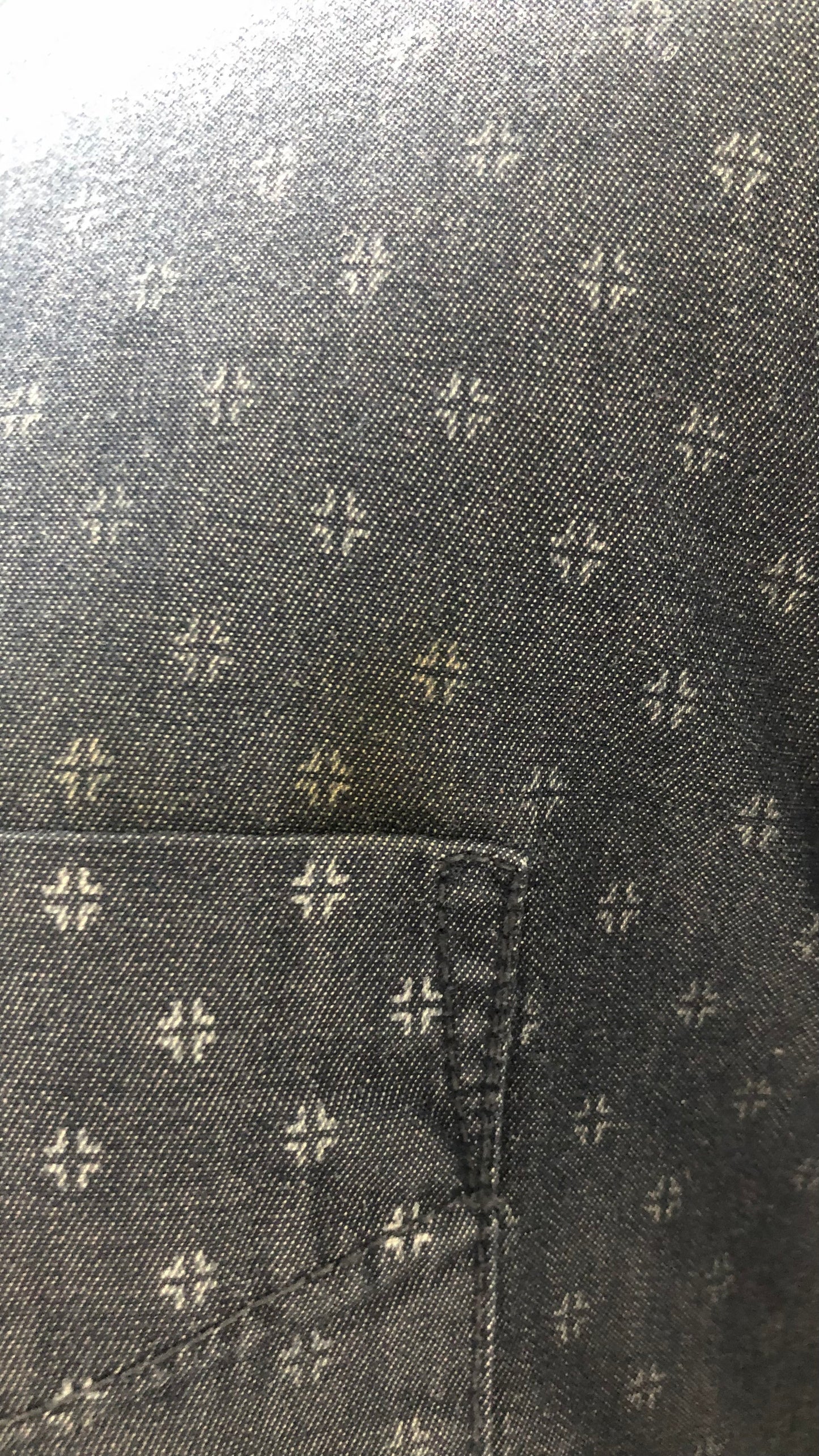 Camisa de botones Tommy Hilfiger 🇺🇸 en color gris oscuro y diseño de estrella Talla L Entalle Custom Fit (ver descripción)