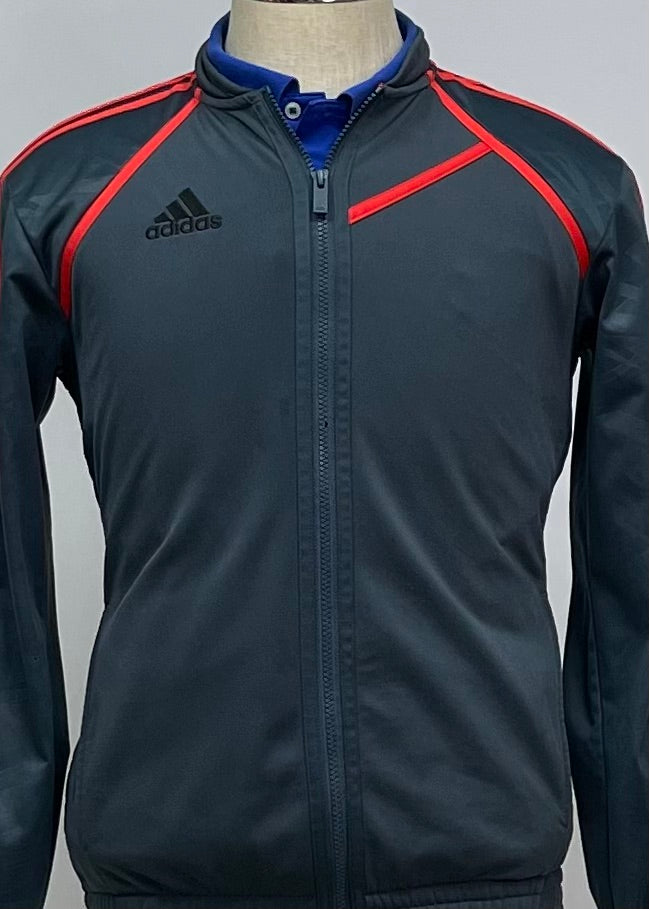 Jacket Adidas 🏃🏻‍♂️ color gris oscuro con rayas en naranja con zíper completo y logo en color negro Talla M