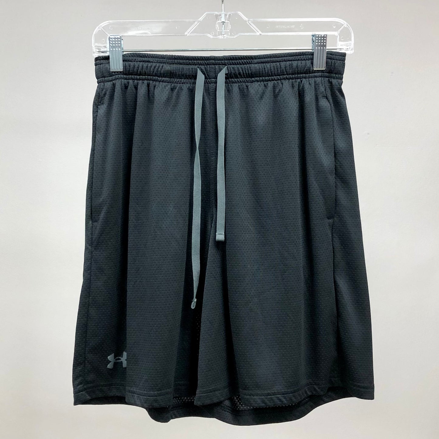 Short Deportivo Under Armour 🏋🏼‍♂️ Tela performance color gris oscuro talla M