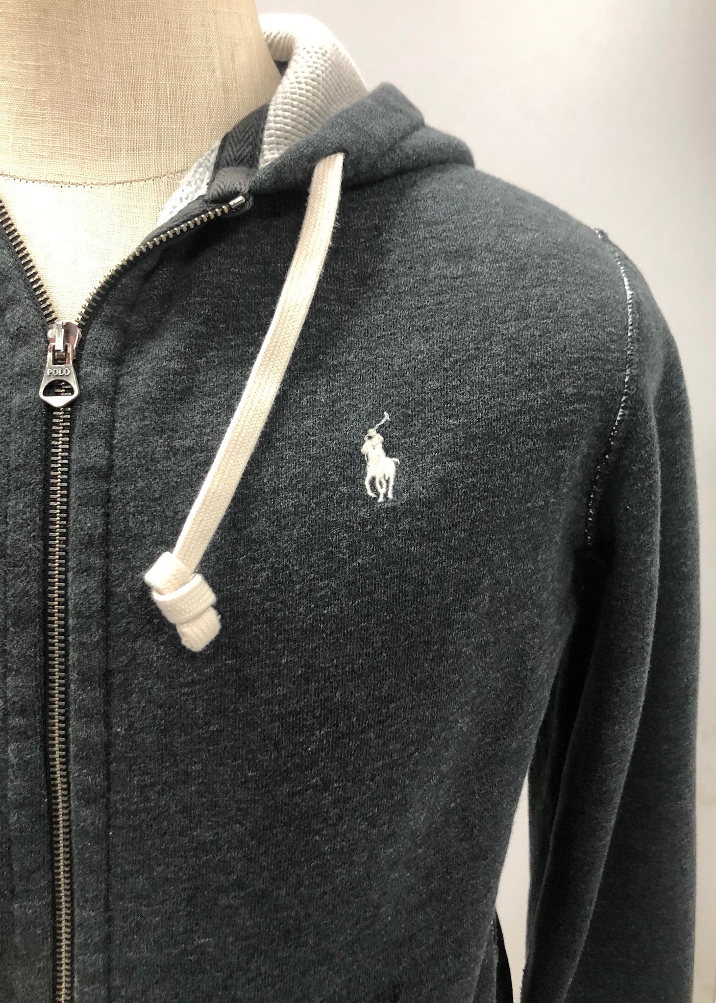 Sudadera Hoodie Polo Ralph Lauren 🏇🏼 color gris oscuro y logo en blanco Talla M