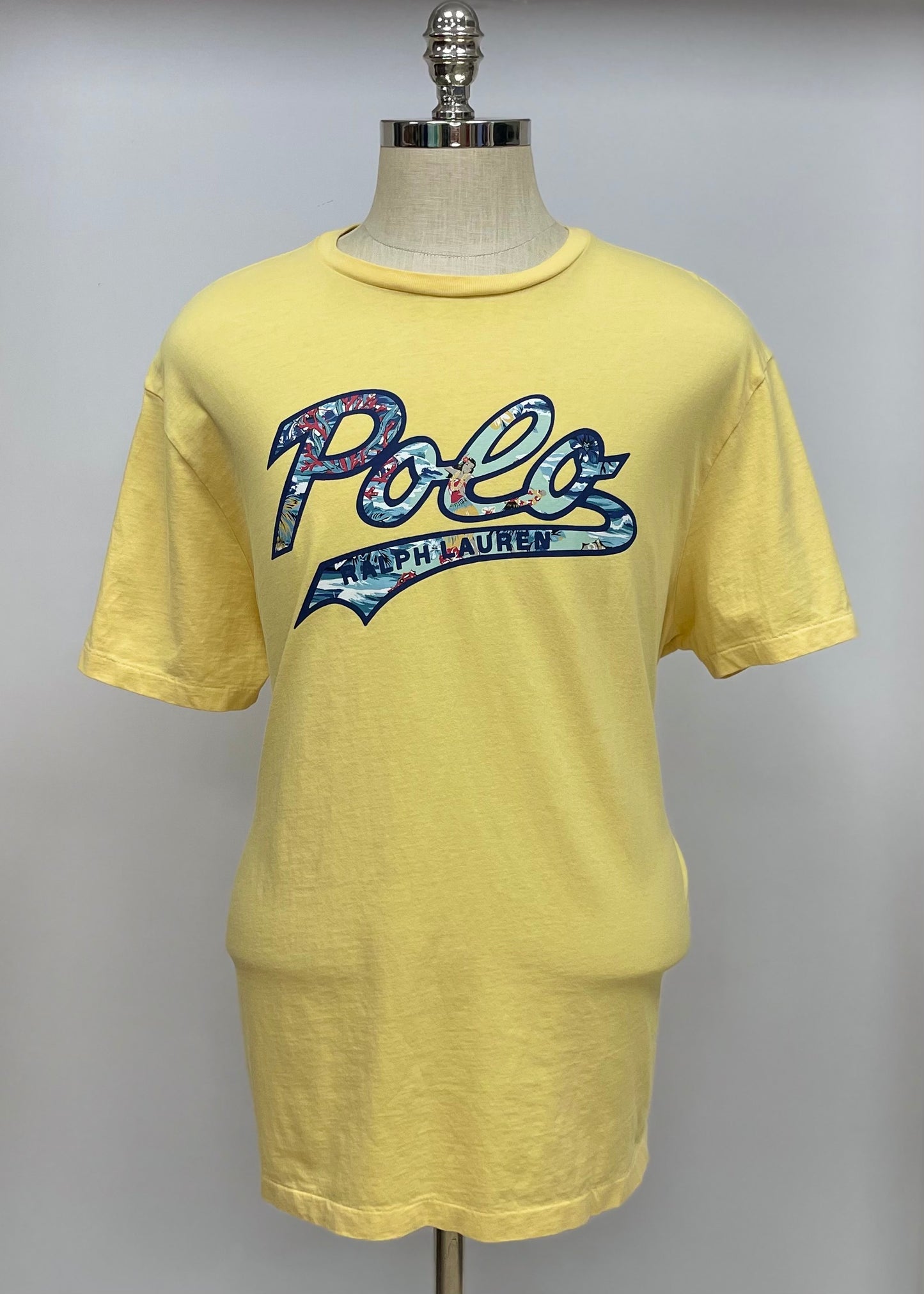 Camiseta cuello redondo Polo Ralph Lauren 🏇🏼 color amarillo claro y logo estampado con diseño hawaiano Talla XL Entalle Clásico