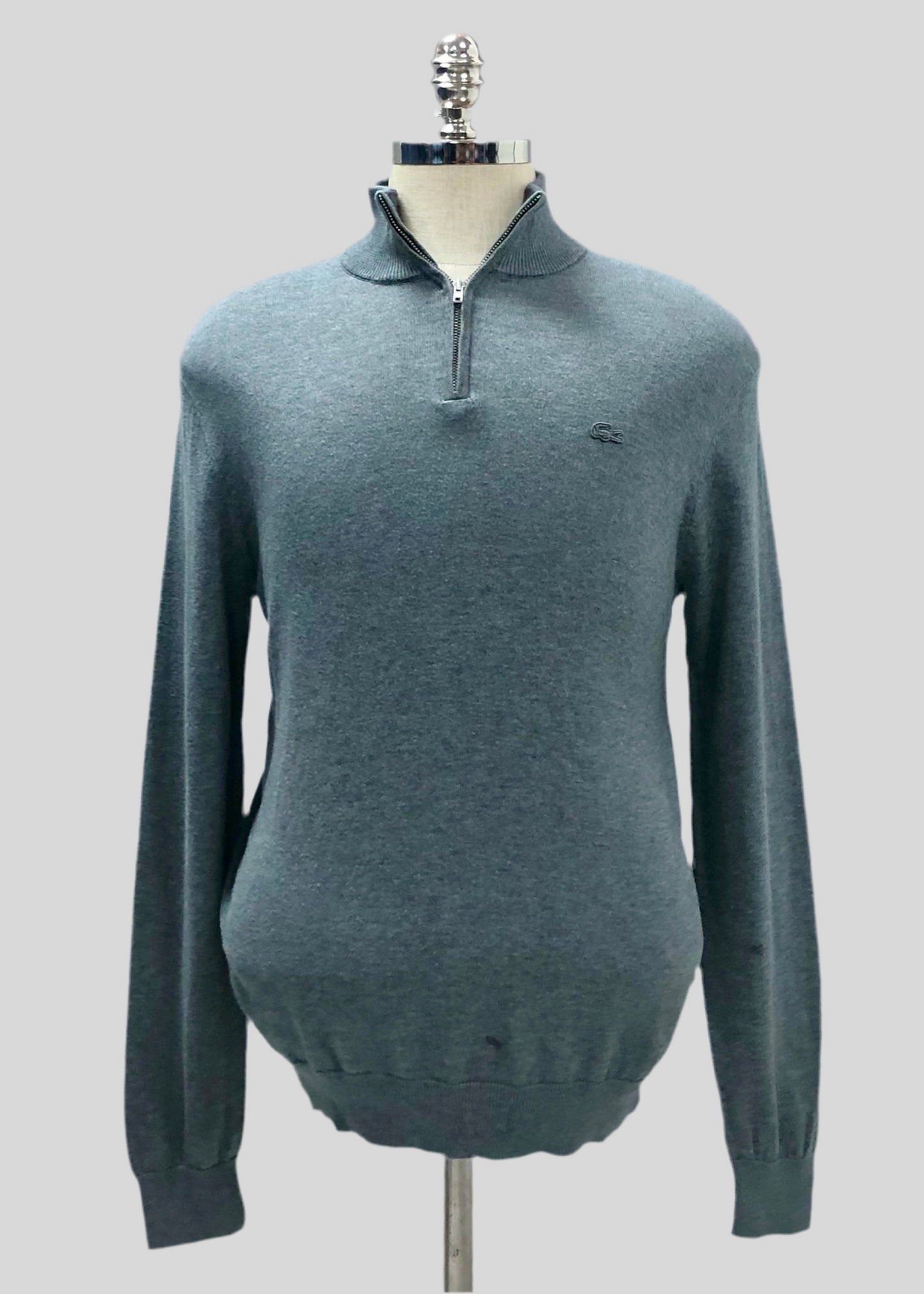 Sueter Jersey Lacoste 🐊 color gris claro con logo azul navy Tela algodón Pima Talla L