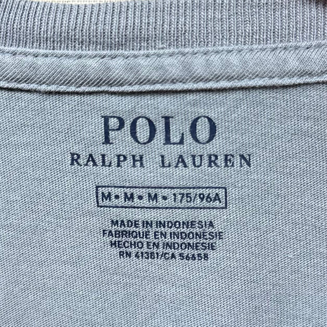 Camiseta cuello Redondo Polo Ralph Lauren 🏇🏼 color gris claro manga corta Talla Medium Entalle Regular