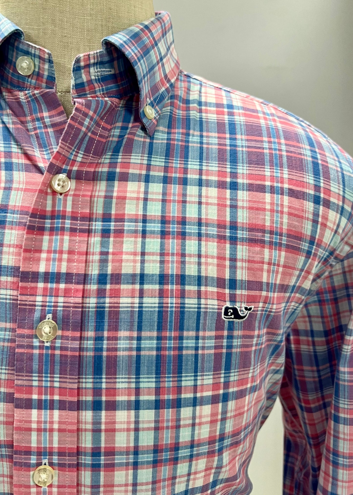 Camisa de botones Vineyard Vines 🐳 color blanco con patrón de cuadros en color rosado, azul y celeste Talla L Entalle Regular