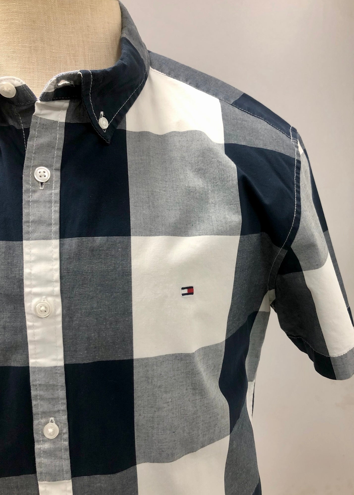 Camisa de botones Tommy Hilfiger 🇺🇸 de cuadros en color negro y blanco Talla L Entalle Slim Fit