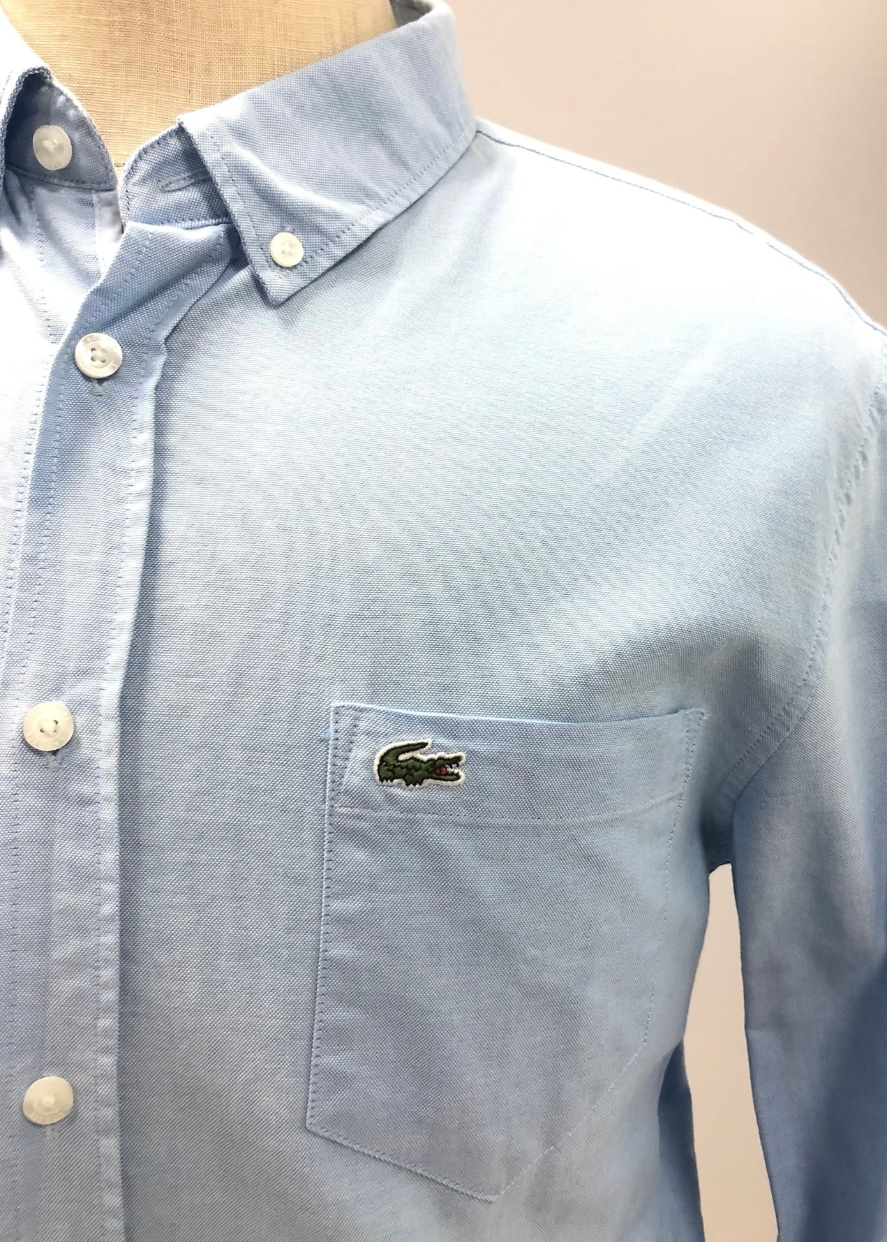 Camisa de botones Lacoste 🐊 Oxford color celeste Talla L Entalle Regular