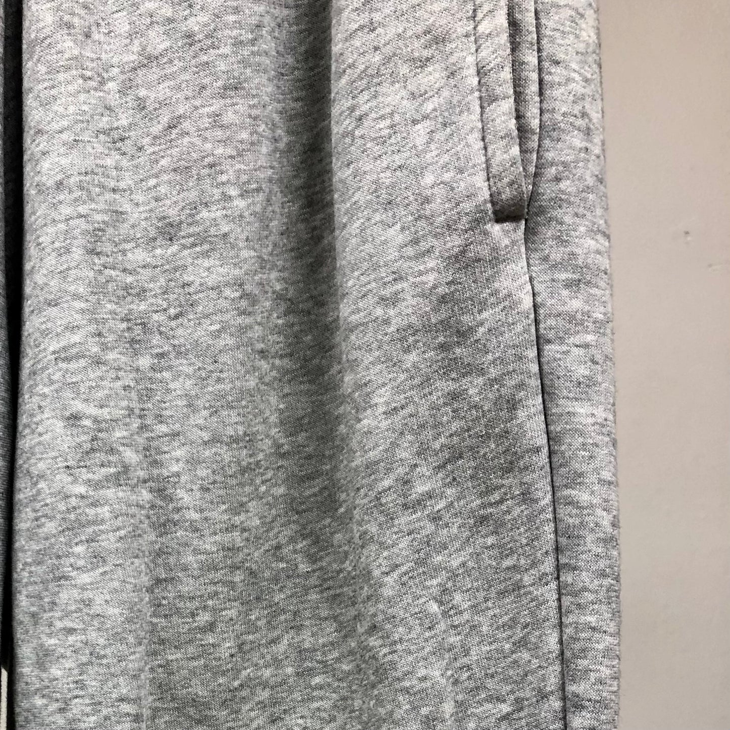 Pantalon Jogger marca Adidas 🏃🏻‍♂️ en color gris con logo detrás en color negro Talla S