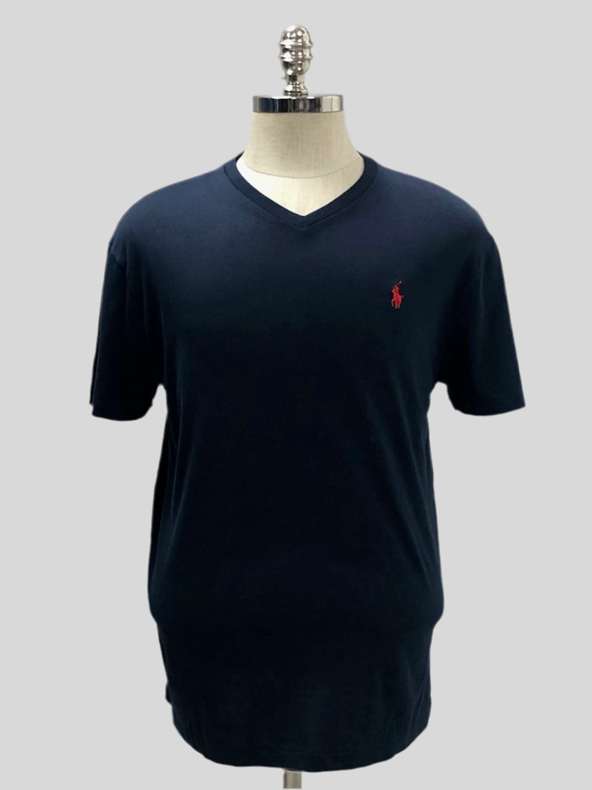 Camiseta cuello V Polo Ralph Lauren 🏇🏼 color azul navy con logo en rojo Talla Medium Entalle Clásico