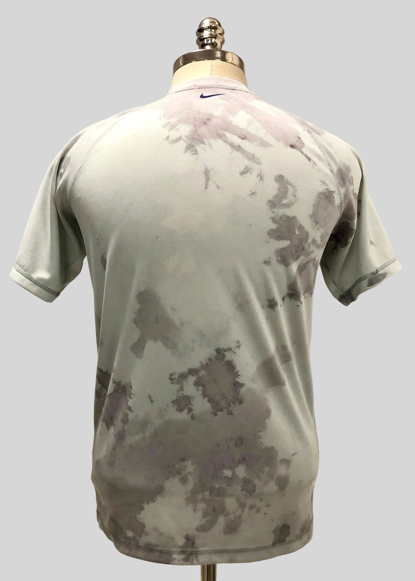 Camiseta de entrenamiento cuello redondo Nike ✔️ Diseño de grafitti en color gris claro y oscuro Talla S