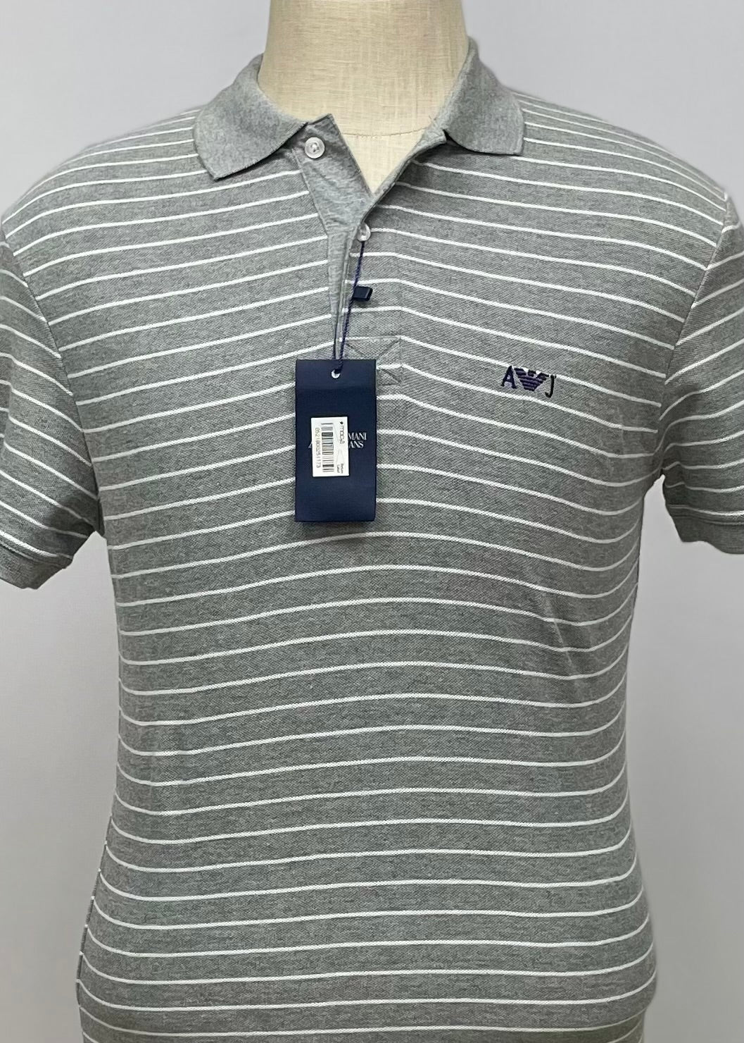 Camiseta Polo Armani Jeans 🇮🇹 color gris con rayas en color blanco Talla S Entalle Regular