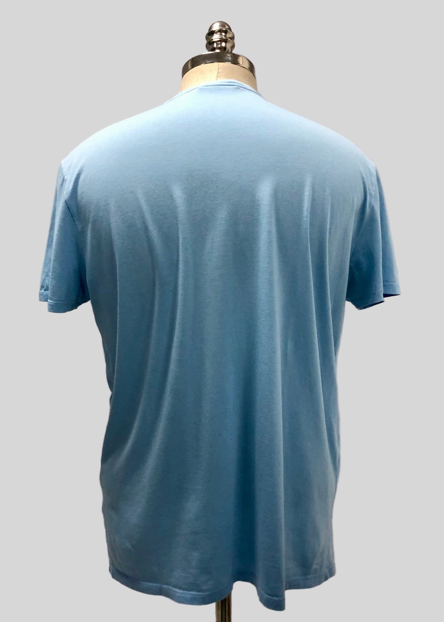 Camiseta cuello Redondo Lacoste 🐊 color celeste con el logo bordado tradicional Talla Large