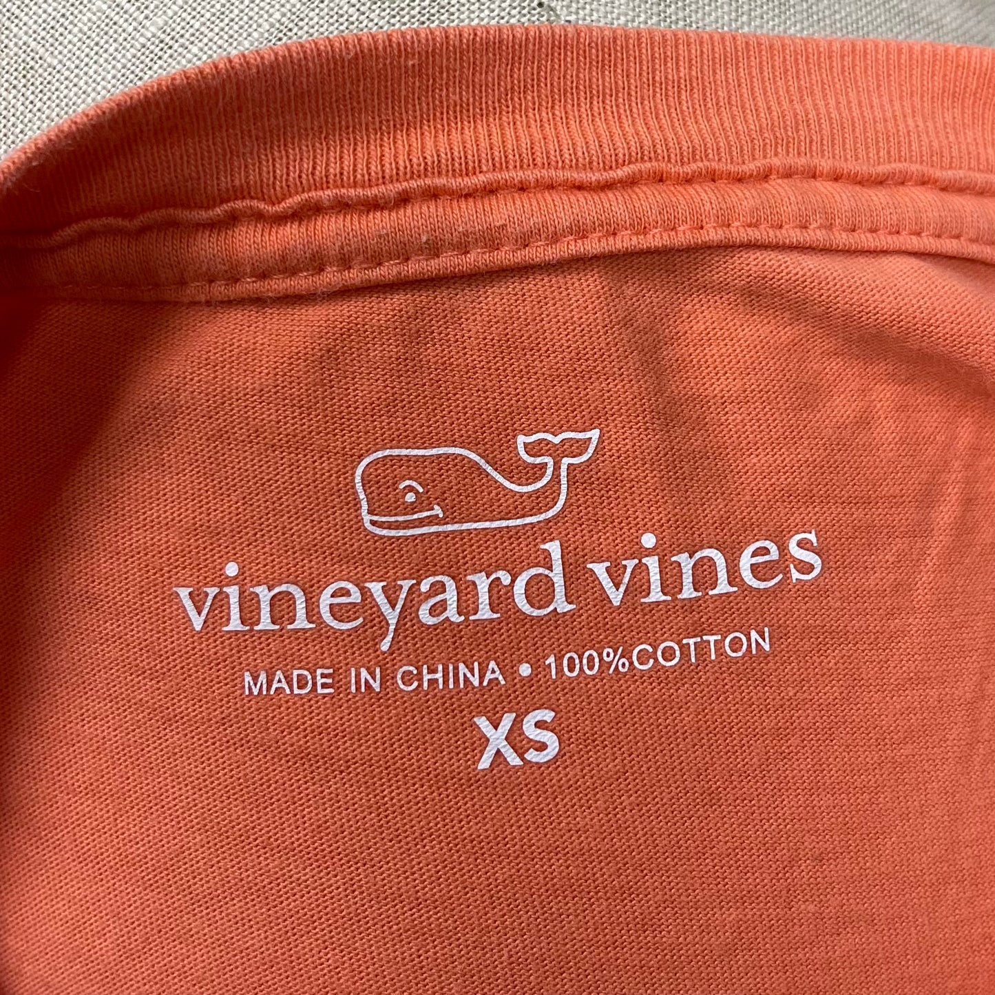 Camiseta cuello redondo Vineyard Vines 🐳 color naranja con Diseño de Lago Talla XSmall