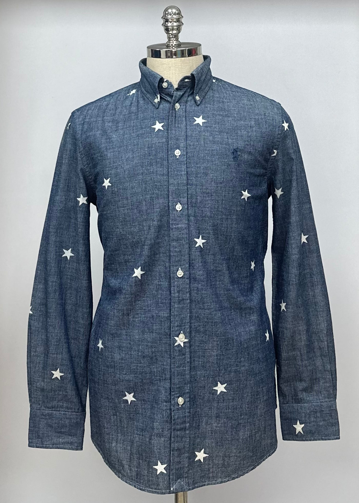 Camisa de jeans Polo Ralph Lauren 🏇🏼 color azul grisáceo y diseño de estrellas Talla L Entalle Slim Fit