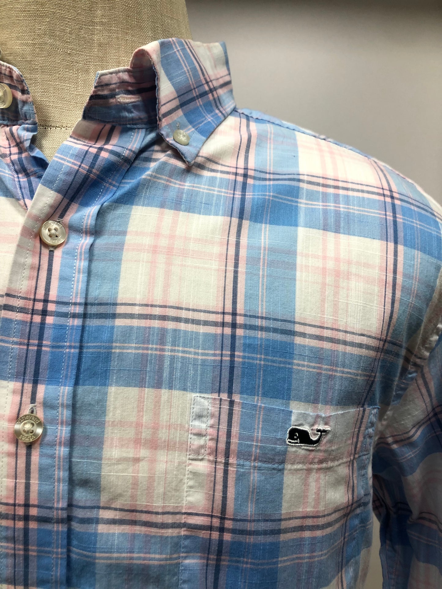 Camisa de botones Vineyard Vines 🐳 color blanco de cuadros en color celeste y rosado Talla L Entalle Slim Fit (ver descripción)