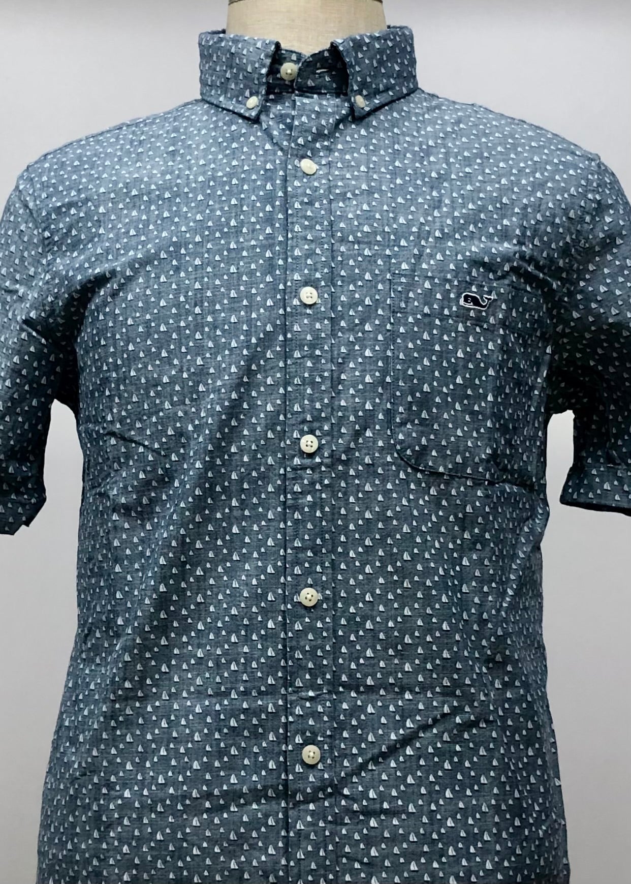 Camisa de botones Vineyard Vines 🐳 color azul grisáceo con diseño de veleros en color blanco Talla M Entalle Slim Fit