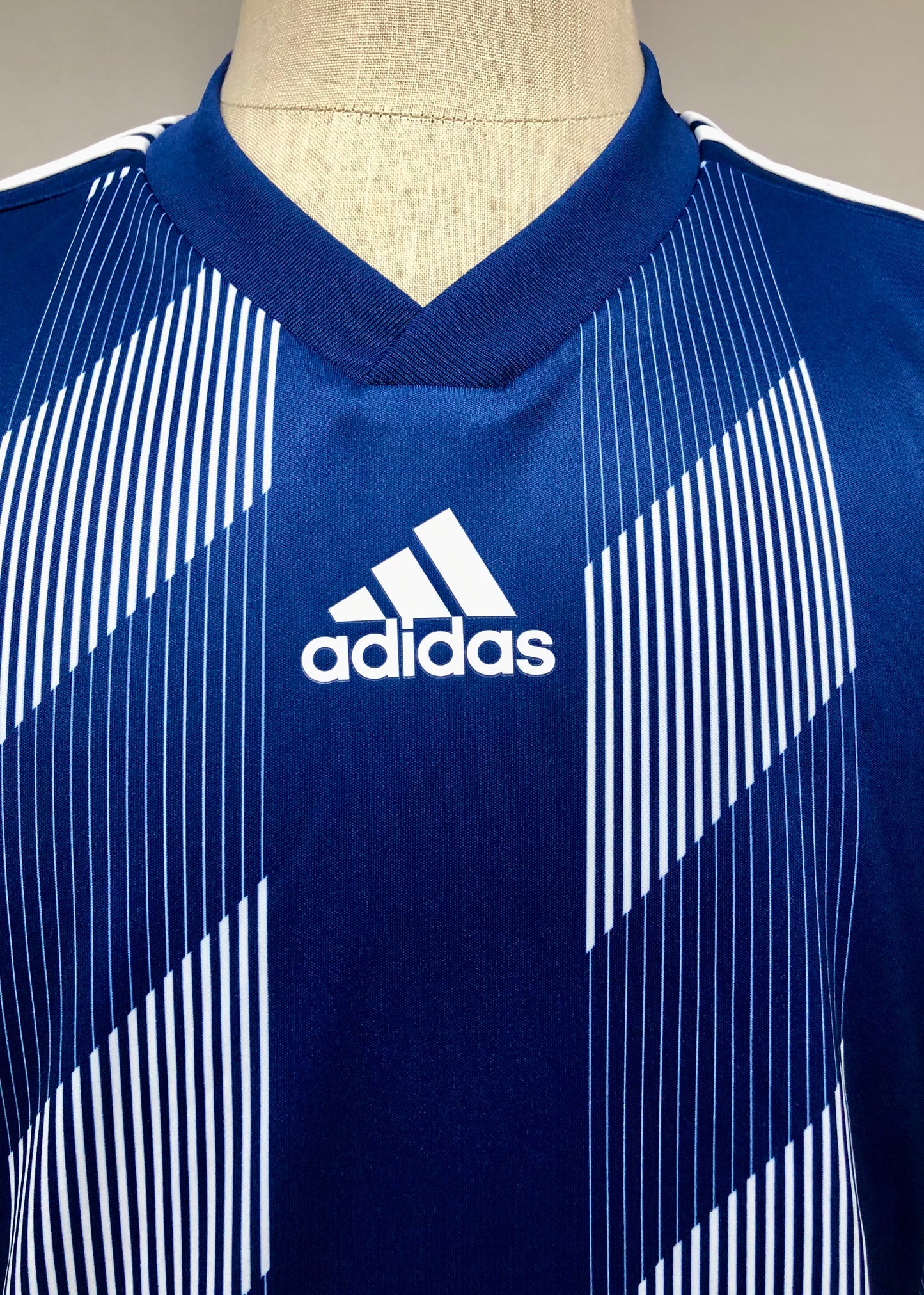 Camiseta de entrenamiento Adidas ⚽️ Patron de rayas en azul y blanco Talla Large