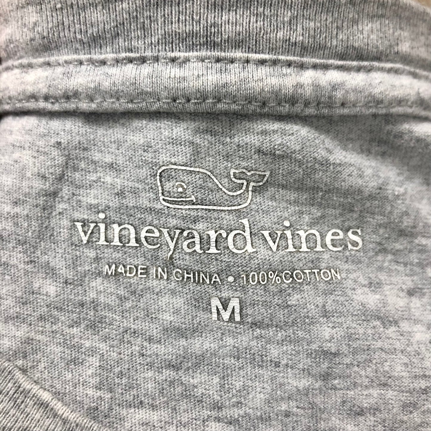 Camiseta de bolsillo Vineyard Vines 🐳 color gris con Diseño de Logo en azul Talla M