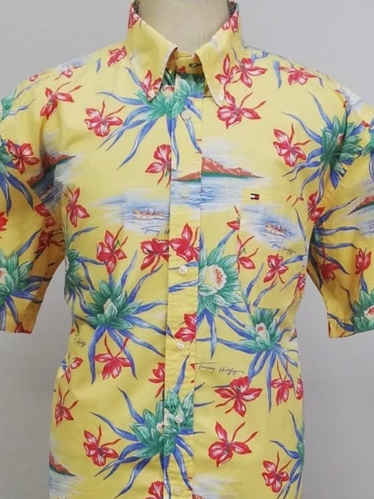 Camisa de botones Tommy Hilfiger 🇺🇸 color amarillo con diseño de tropical en rojo, azul y verde Talla XL Entalle Regular