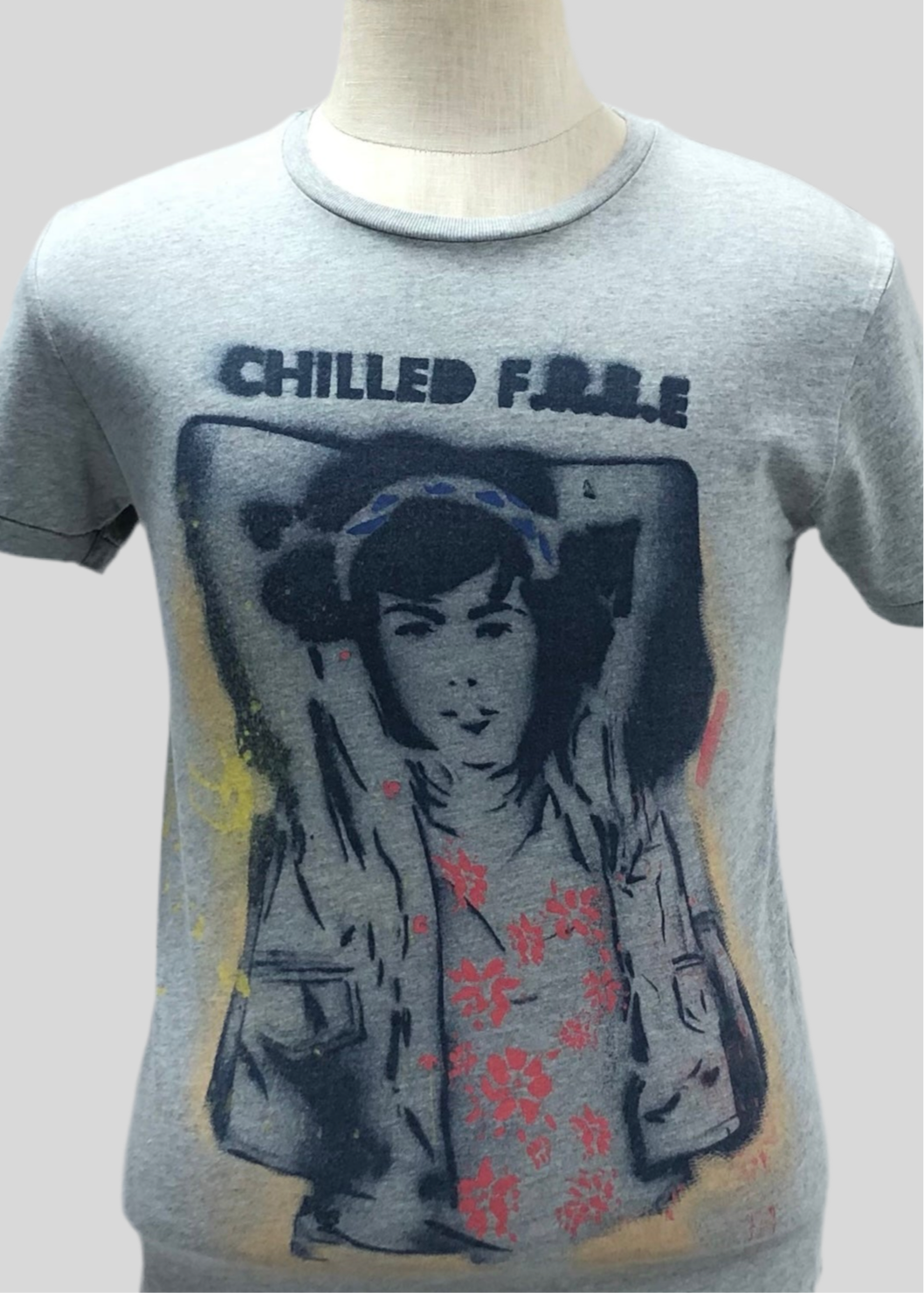 Camiseta cuello redondo Zara 🇪🇸 color gris con diseño de Graffitti en azul navy Talla S