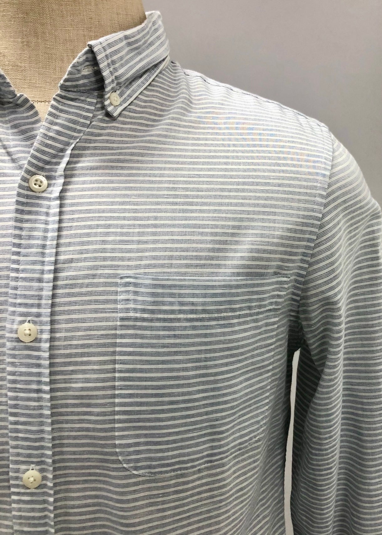 Camisa de botones Vineyard Vines 🐳 De lino de rayas en color gris y blanco Talla S Entalle Slim Fit