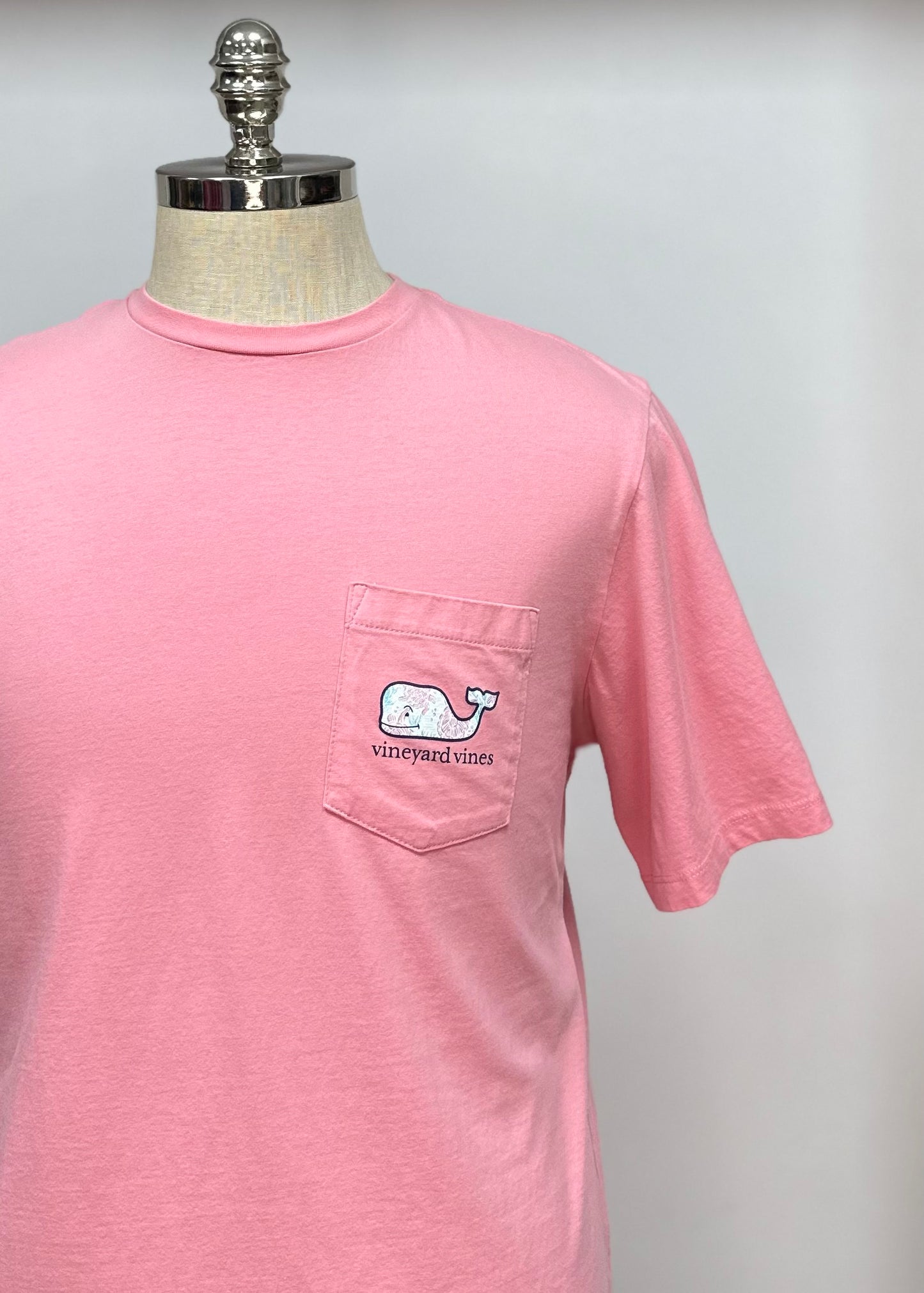 Camiseta de bolsillo Vineyard Vines 🐳 color rosado claro con Diseño de ballena Talla Large