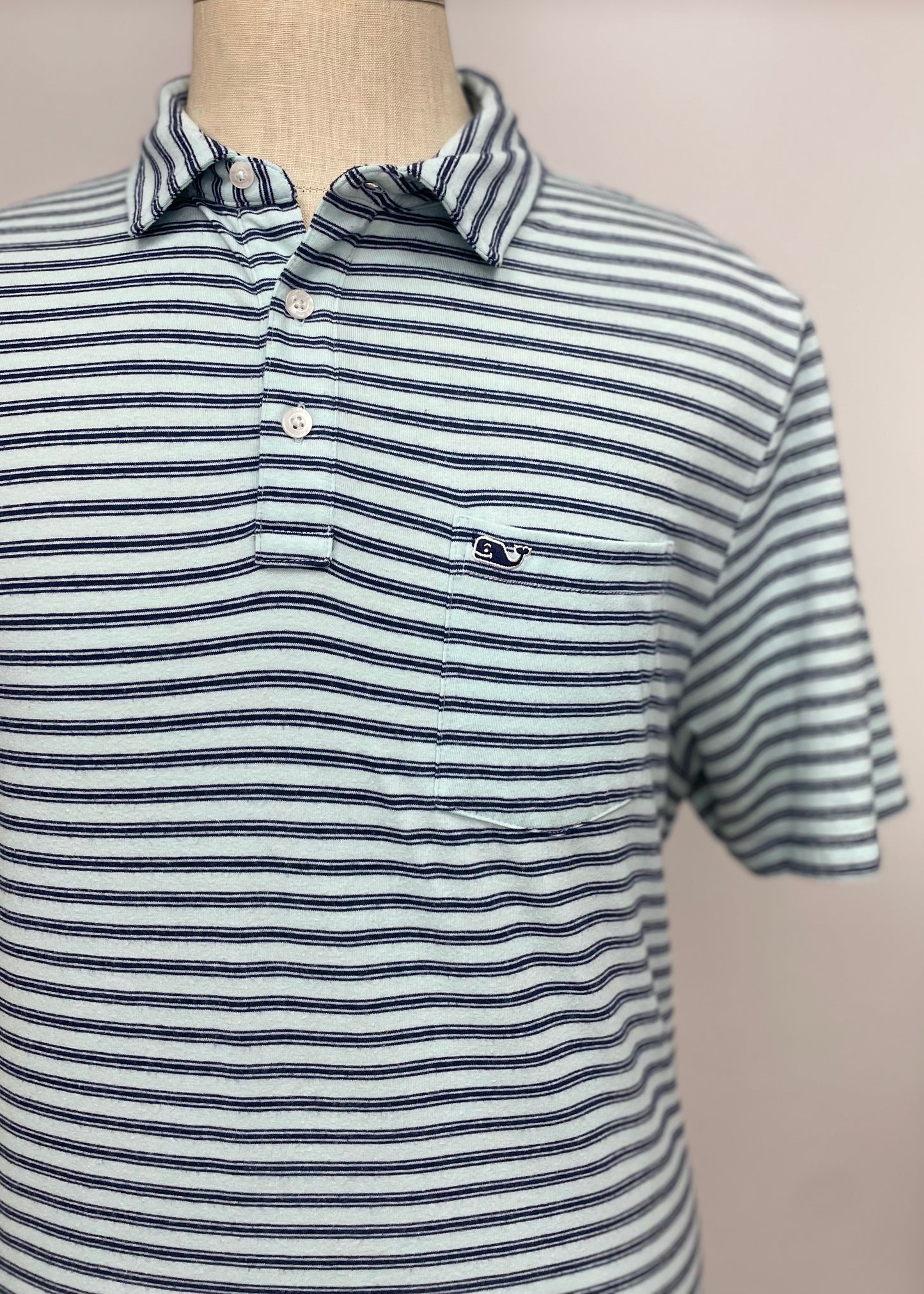 Camiseta Polo Vineyard Vines 🐳 color celeste claro con rayas en azul navy Talla L Entalle Regular