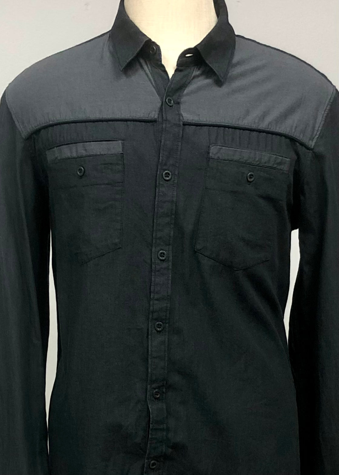 Camisa de botones Guess 🇺🇸 color negro con franjas en color gris Talla L Entalle Regular