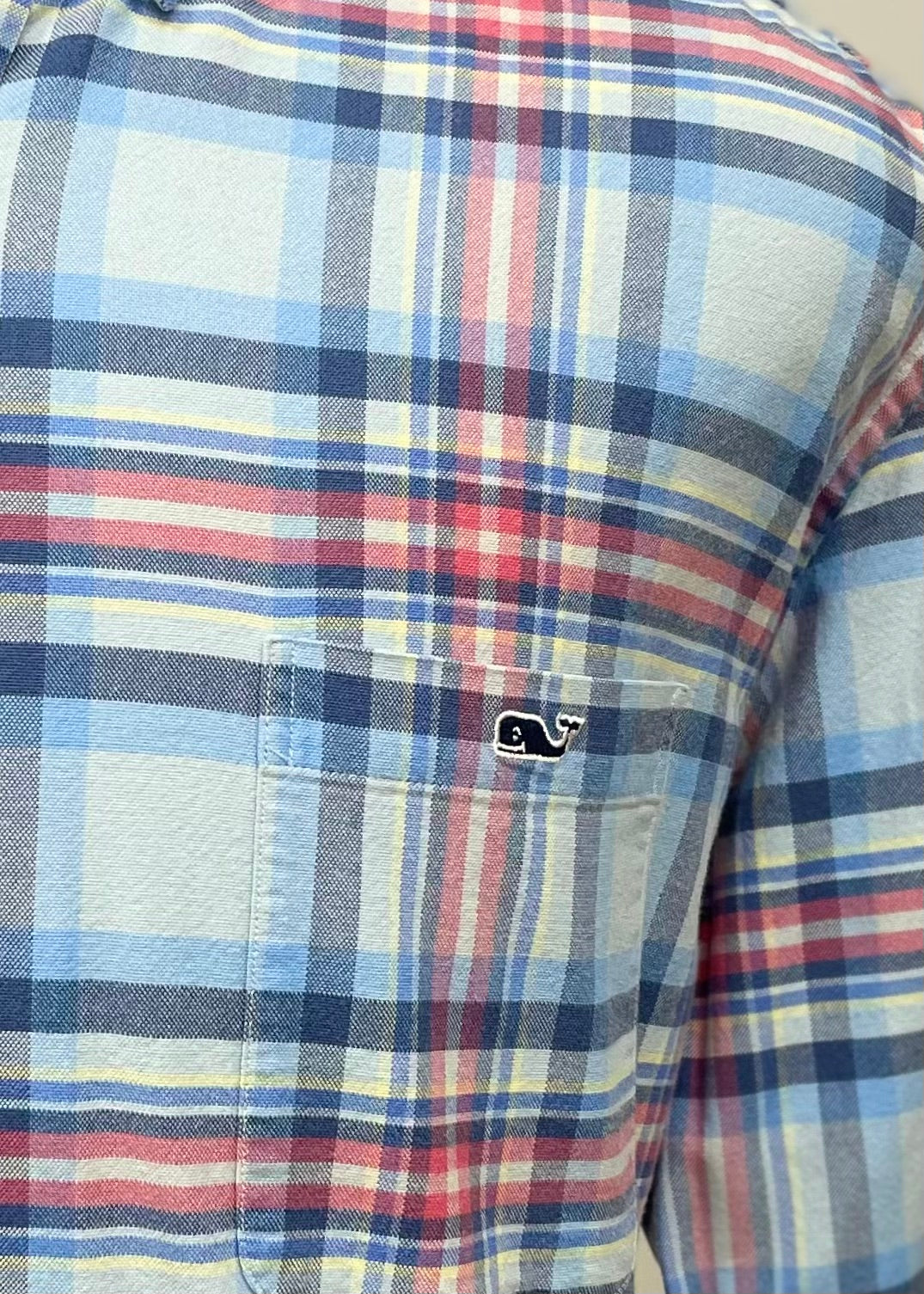 Camisa Vineyard Vines 🐳 color celeste con cuadros en color rosado y azul Talla XXL entalle Slim Fit