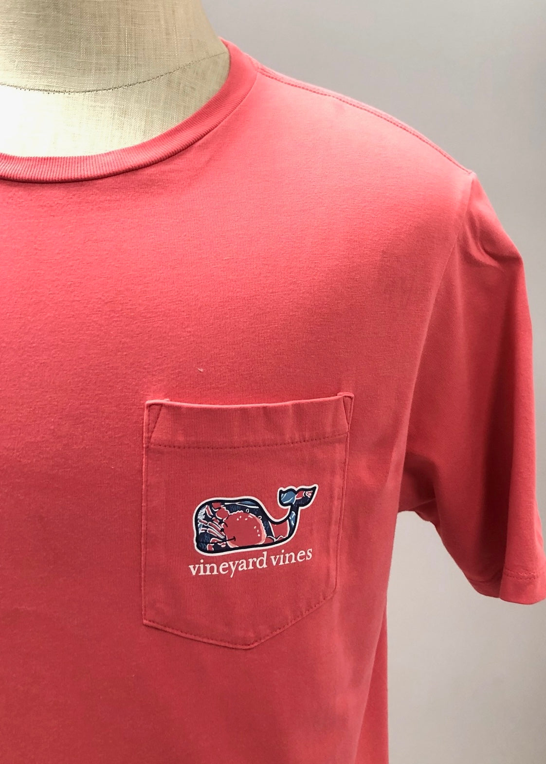 Camiseta cuello redondo Vineyard Vines 🐳 color rosado magenta con Diseño de ballena Talla L